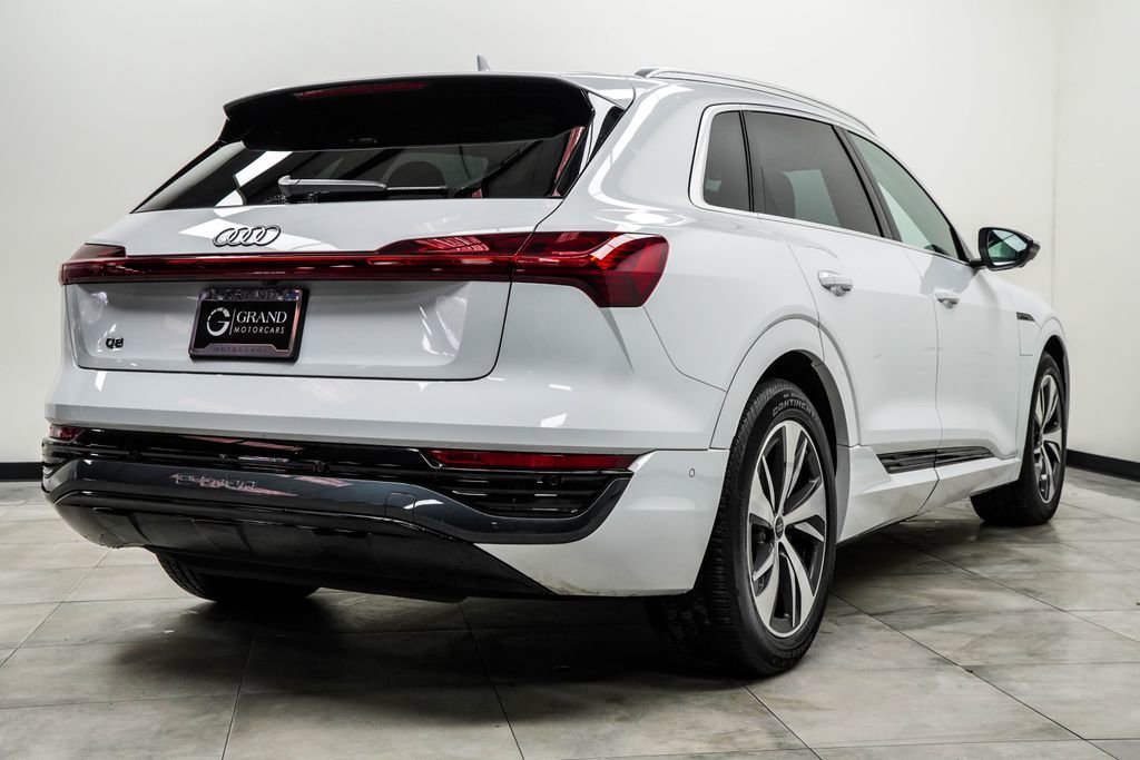Used 2024 Audi Q8 e-tron Premium Plus w/ Premium Plus Package AWD/4WD image 12