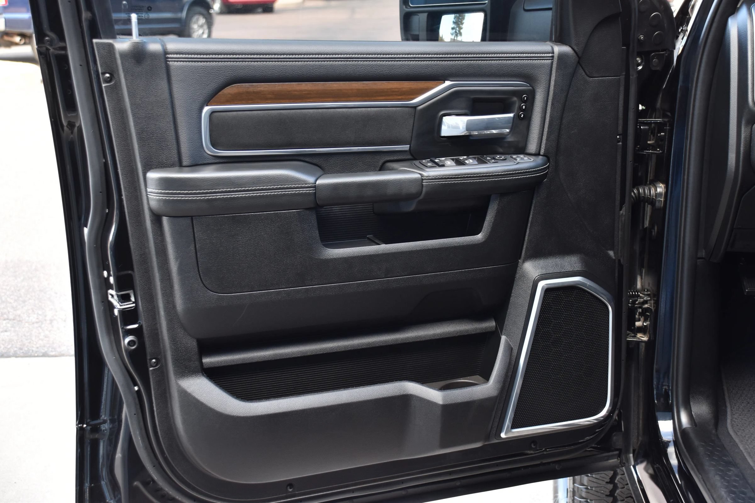 Used 2024 RAM 2500 Laramie AWD/4WD image 12