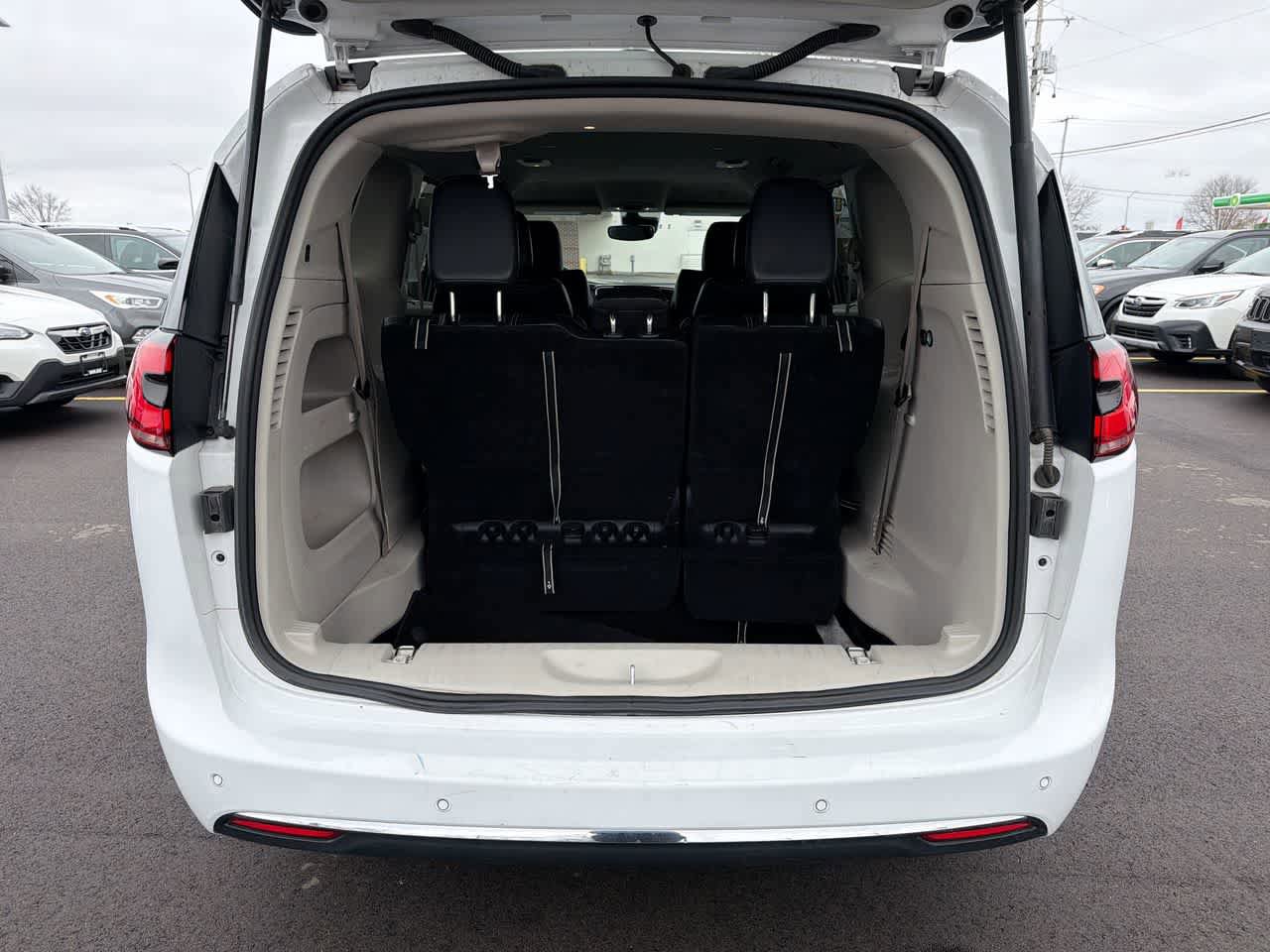 Used 2024 Chrysler Pacifica Touring-L FWD image 35