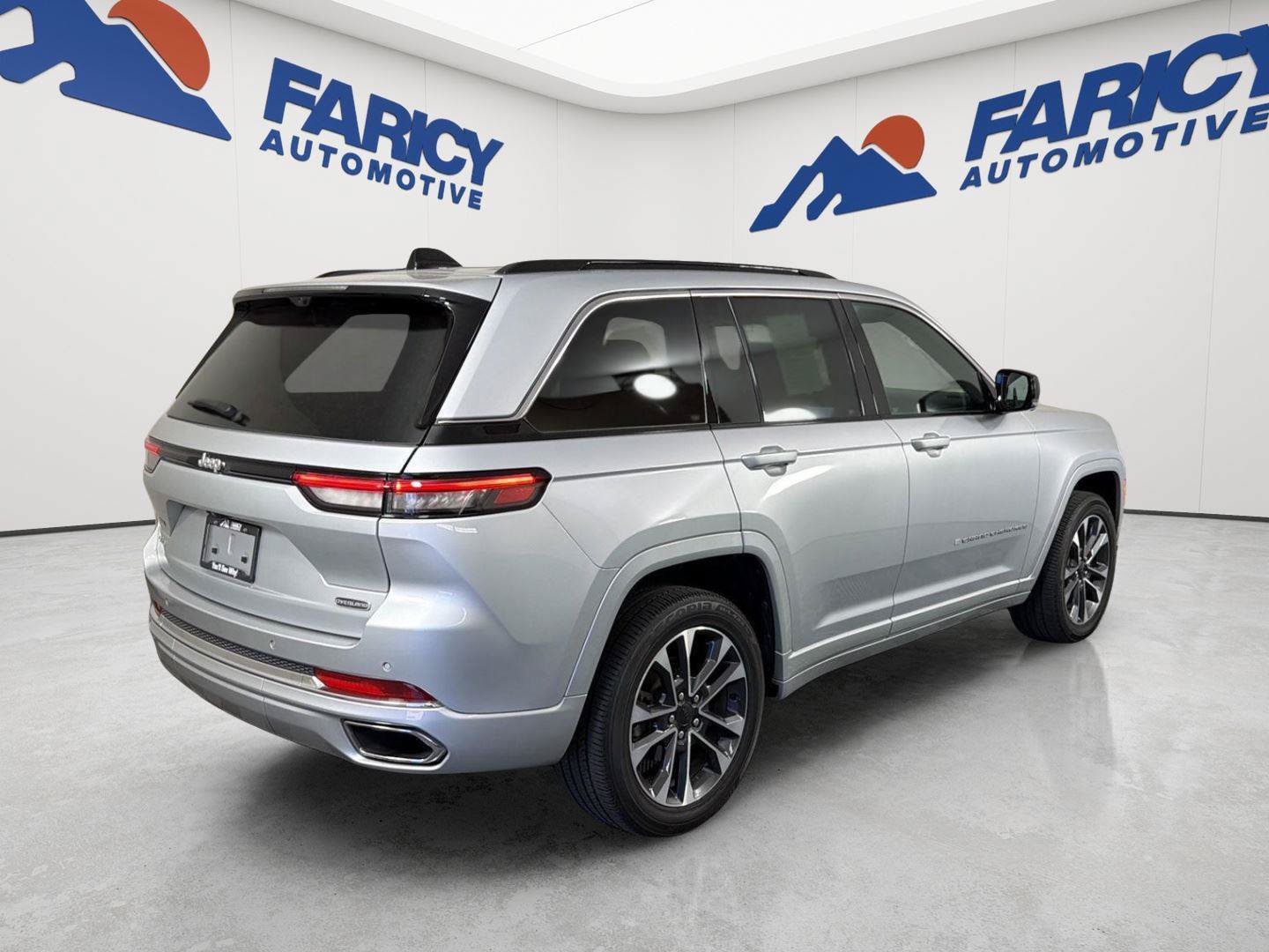 Used 2025 Jeep Grand Cherokee Overland w/ Adv Protech Group III AWD/4WD image 5