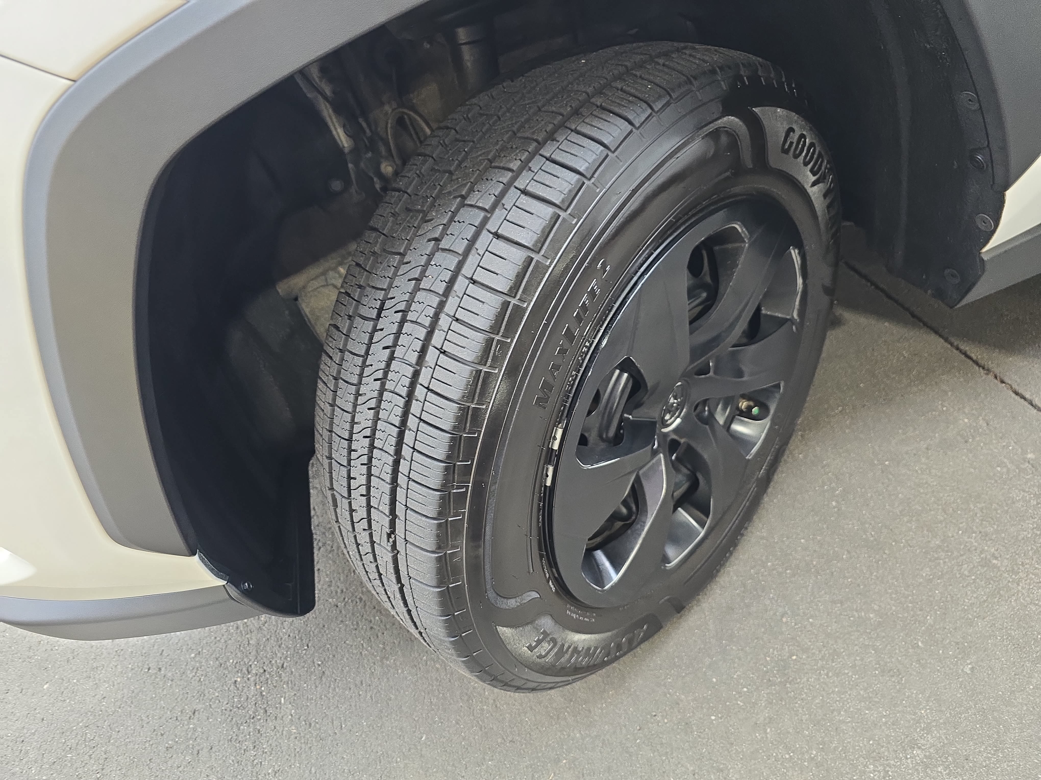 Used 2020 Toyota RAV4 LE FWD image 31