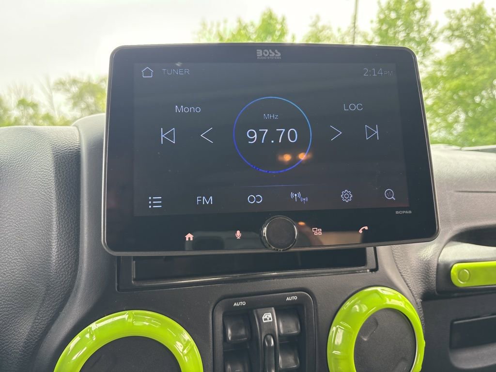 Used 2016 Jeep Wrangler Unlimited Sahara w/ Connectivity Group AWD/4WD image 21