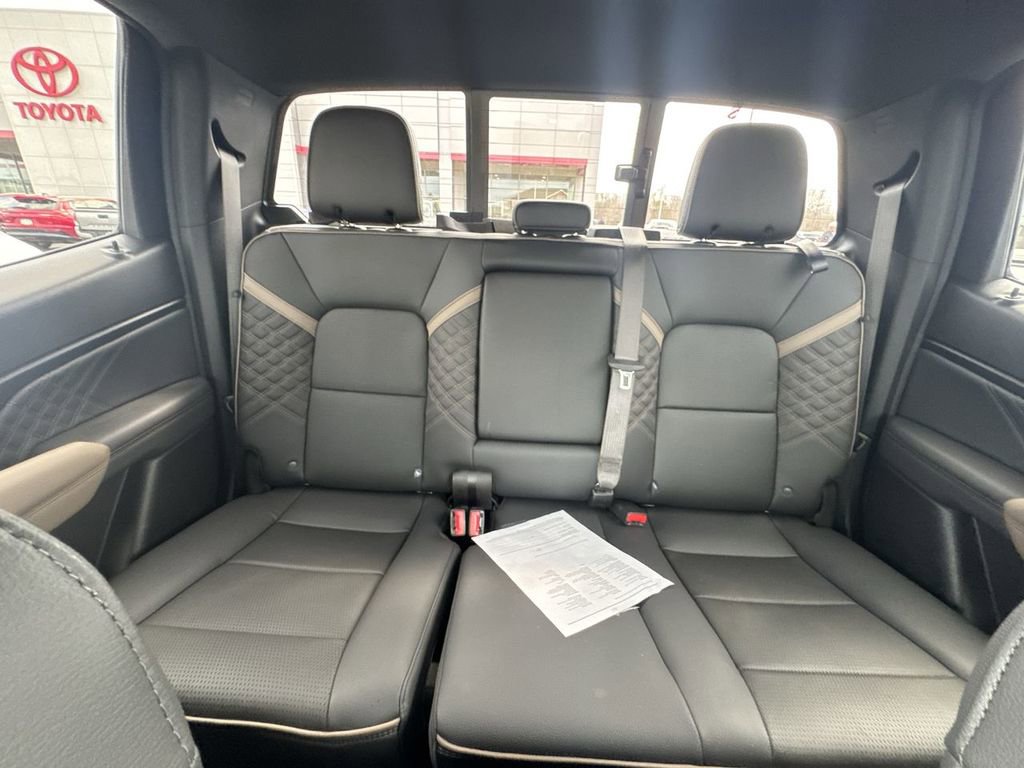 Used 2024 GMC Canyon Denali image 13