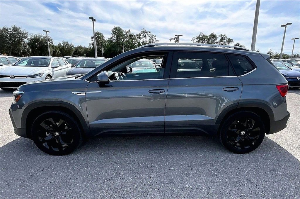 Certified 2022 Volkswagen Taos SE w/ Panoramic Sunroof Package image 8