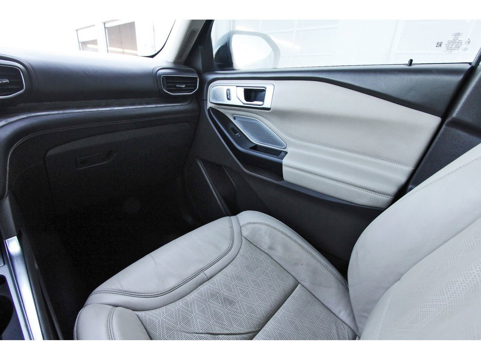 Used 2020 Ford Explorer Platinum w/ Premium Technology Package image 13