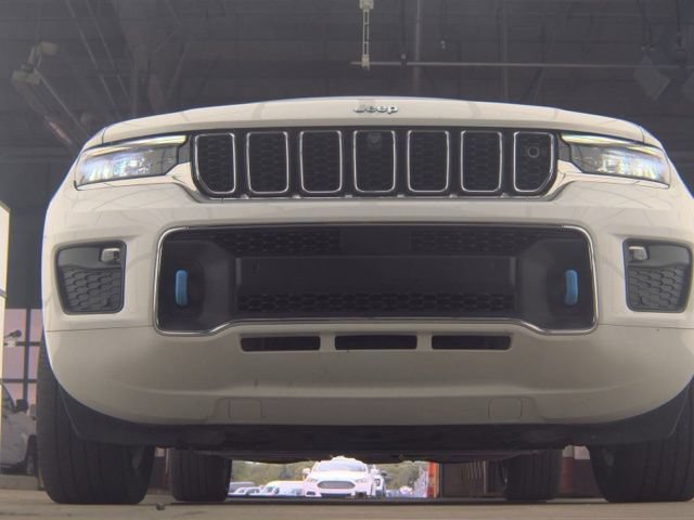 Used 2022 Jeep Grand Cherokee Overland w/ Advanced Protech Group III AWD/4WD image 3