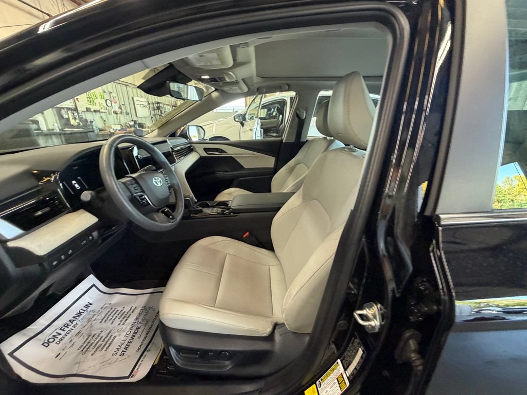 Used 2025 Toyota Camry XLE FWD image 11