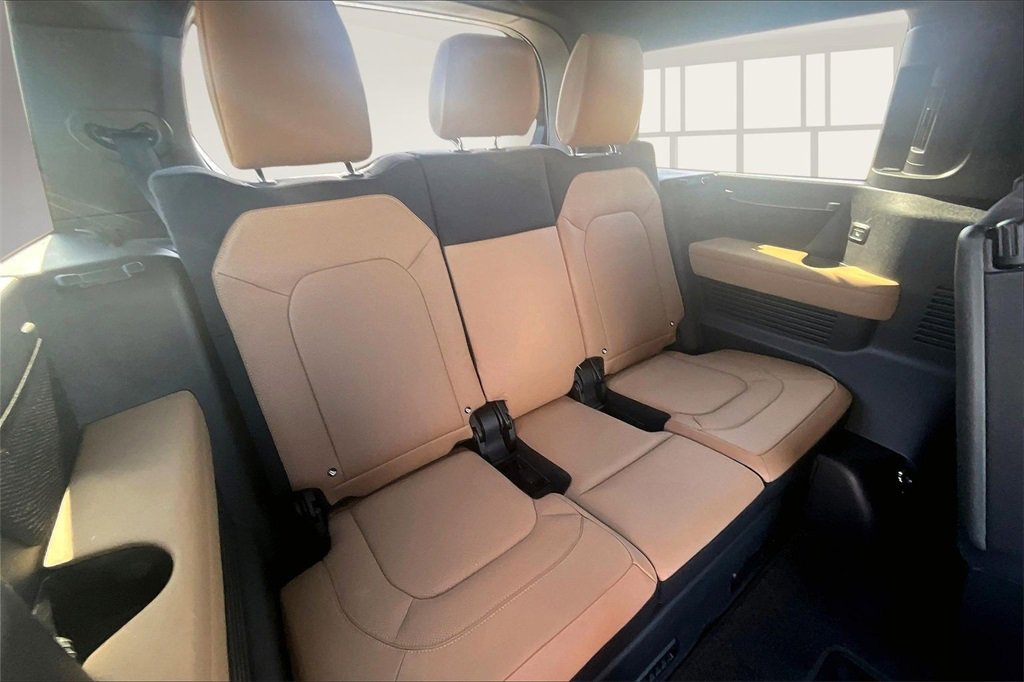 Used 2025 Land Rover Defender 130 V8 image 29