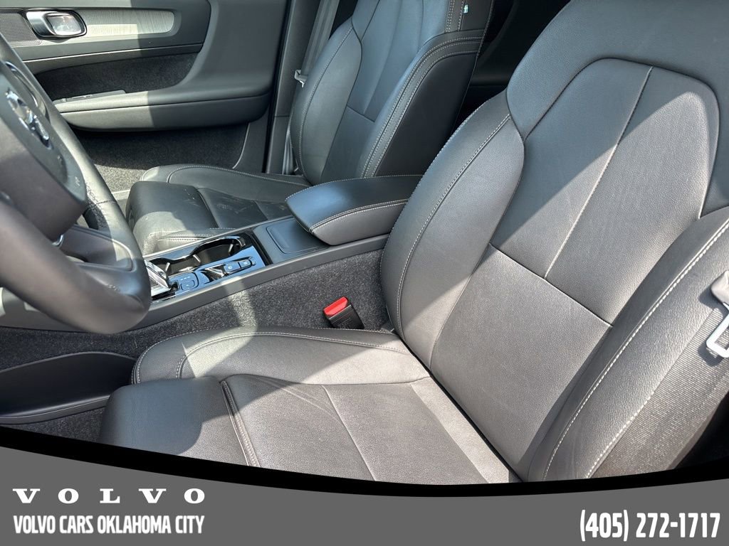 Used 2025 Volvo XC40 B5 Plus image 8