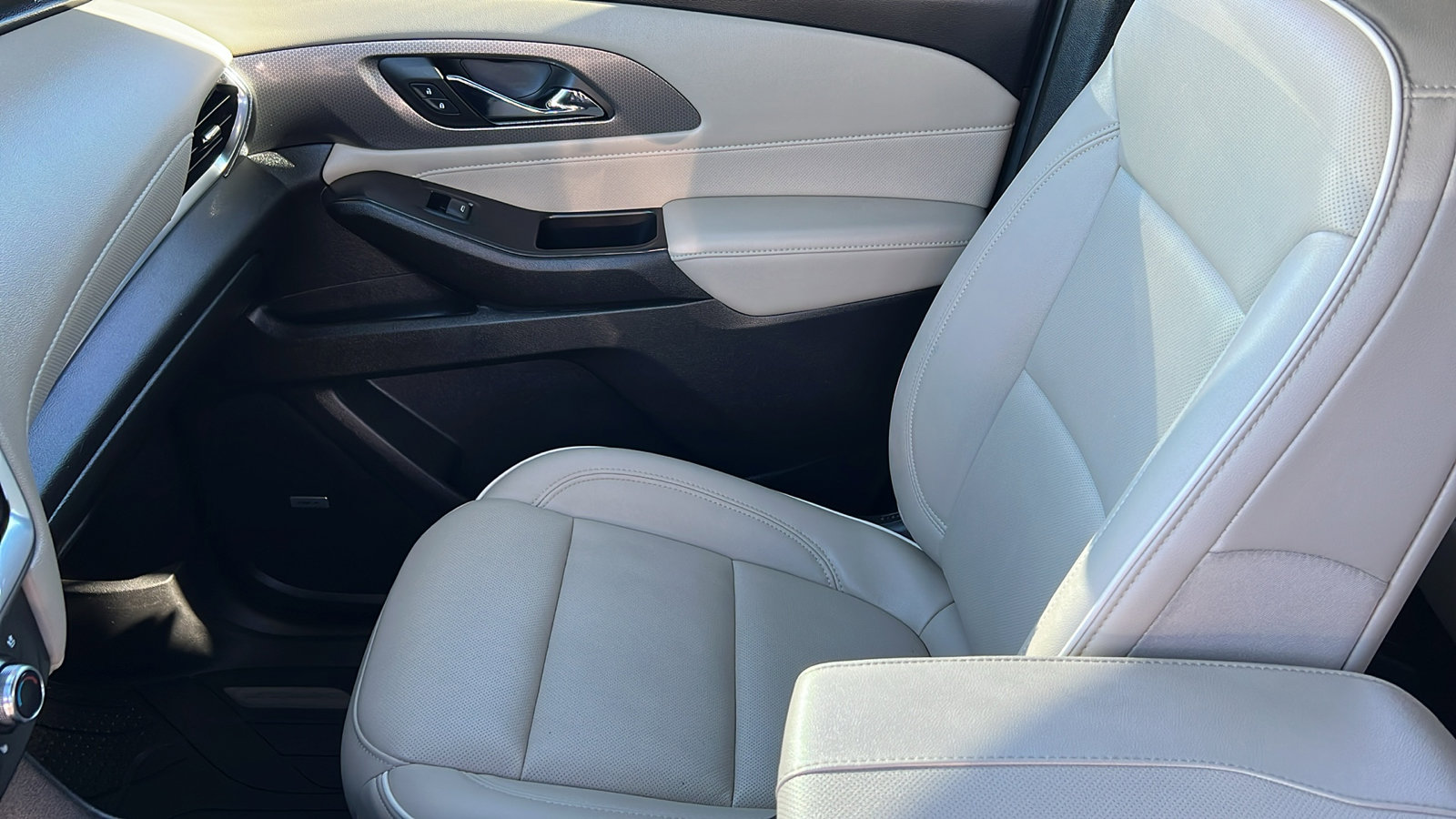 Certified 2023 Chevrolet Traverse Premier w/ LPO, Floor Liner Package image 21