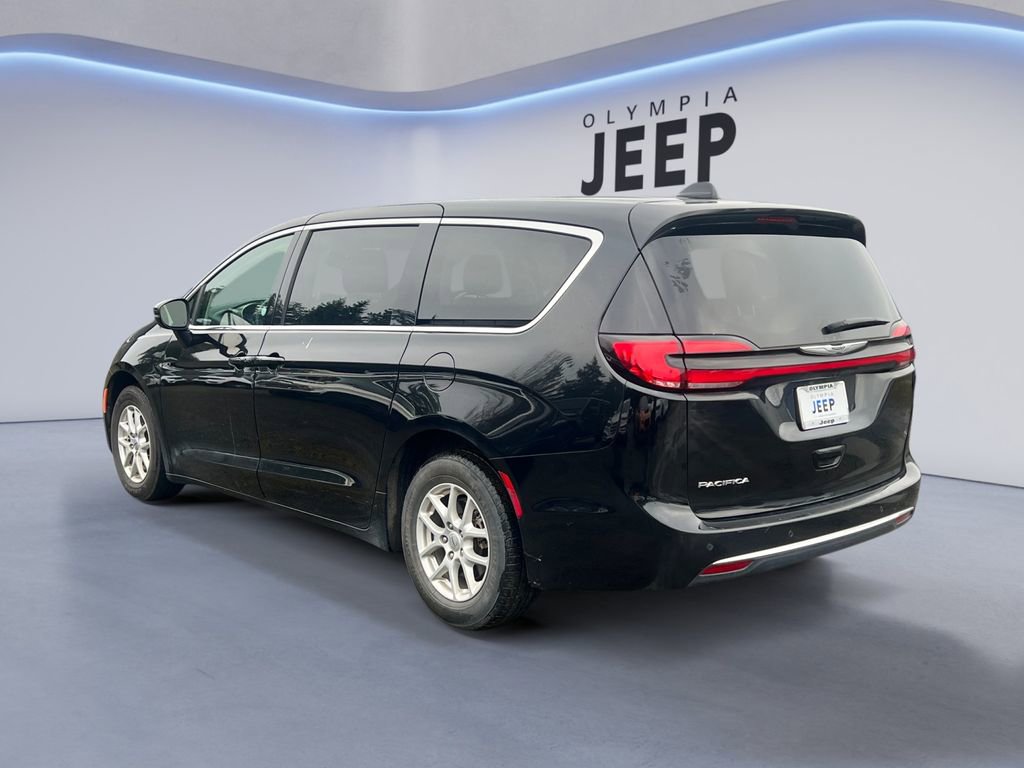 Used 2023 Chrysler Pacifica Touring-L image 2