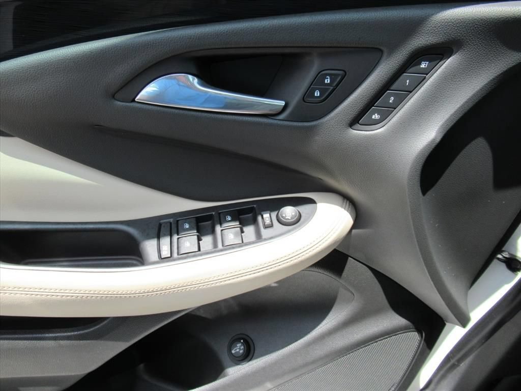 Used 2017 Buick Envision Essence FWD image 19