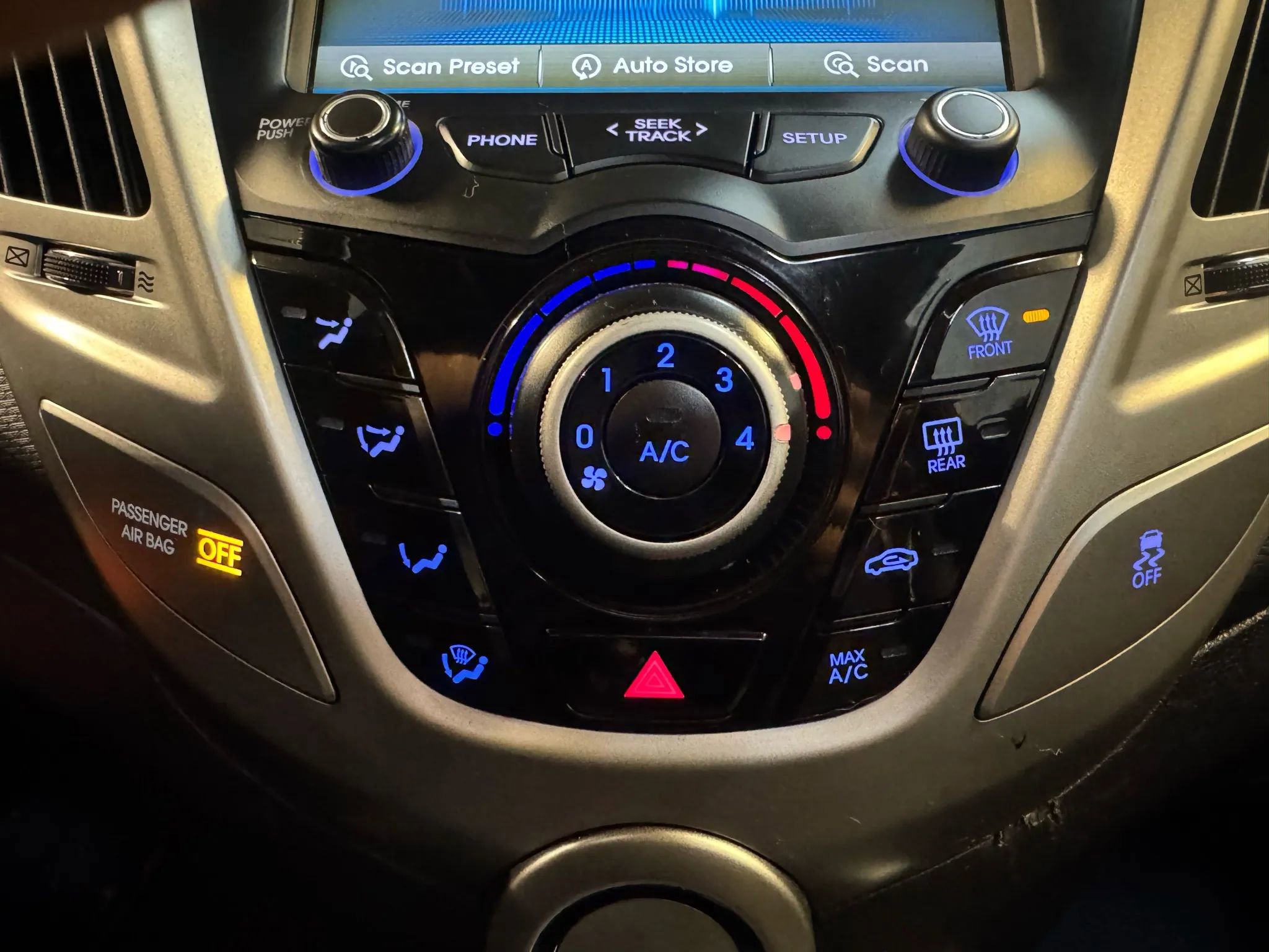 Used 2013 Hyundai Veloster w/ Style Pkg image 16