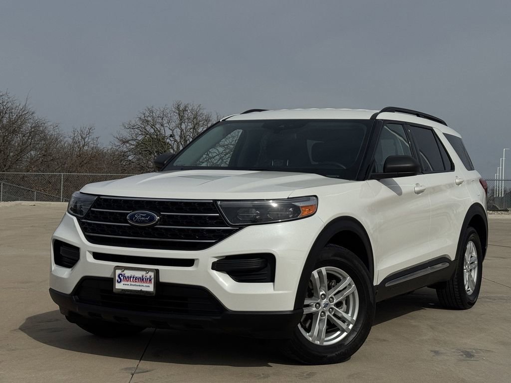 Used 2023 Ford Explorer XLT image 2