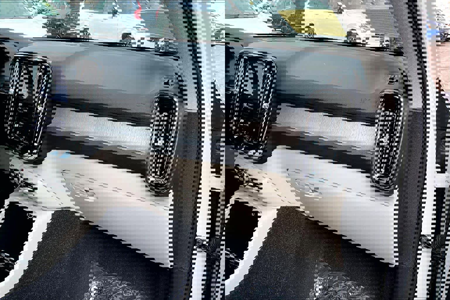 Certified 2023 Volvo XC40 B5 Plus w/ Climate Package image 18