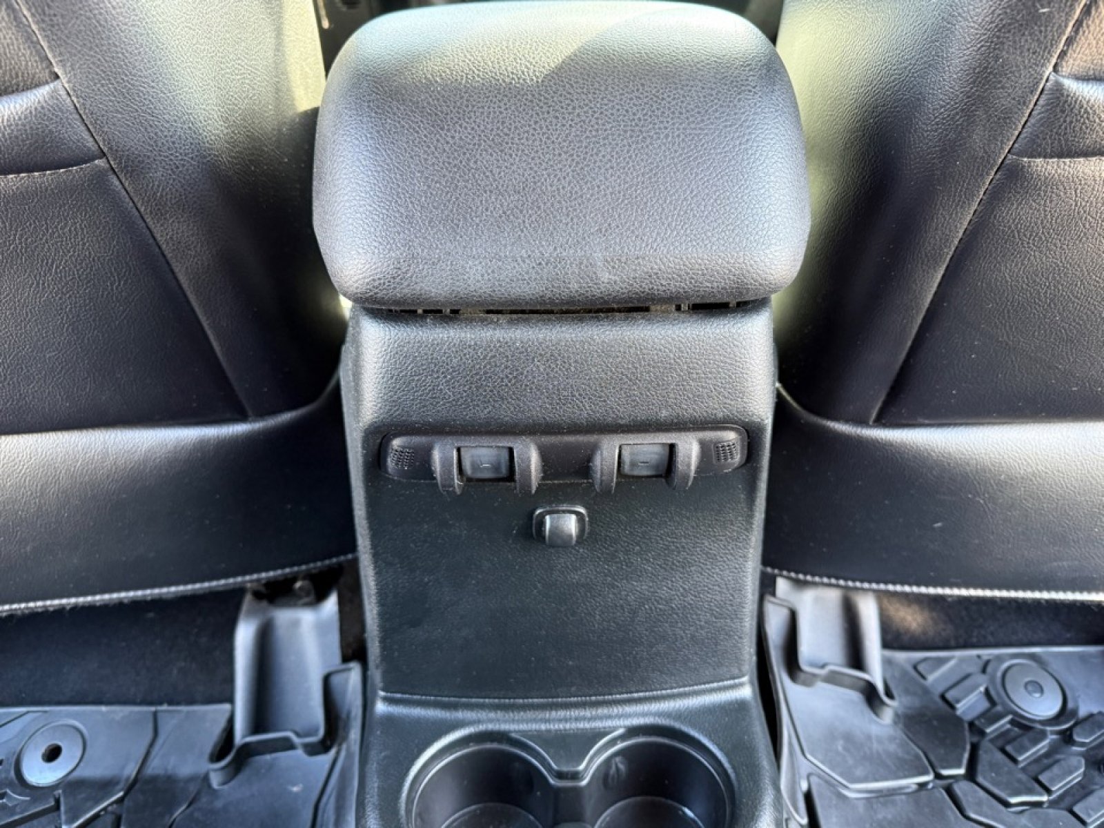 Used 2018 Jeep Wrangler Unlimited Sahara w/ Connectivity Group image 32