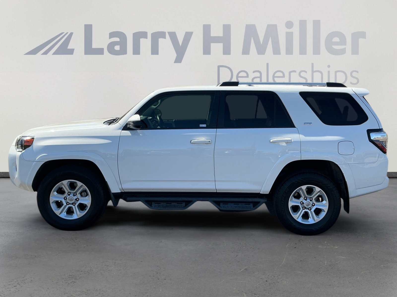 Used 2020 Toyota 4Runner SR5 AWD/4WD image 2