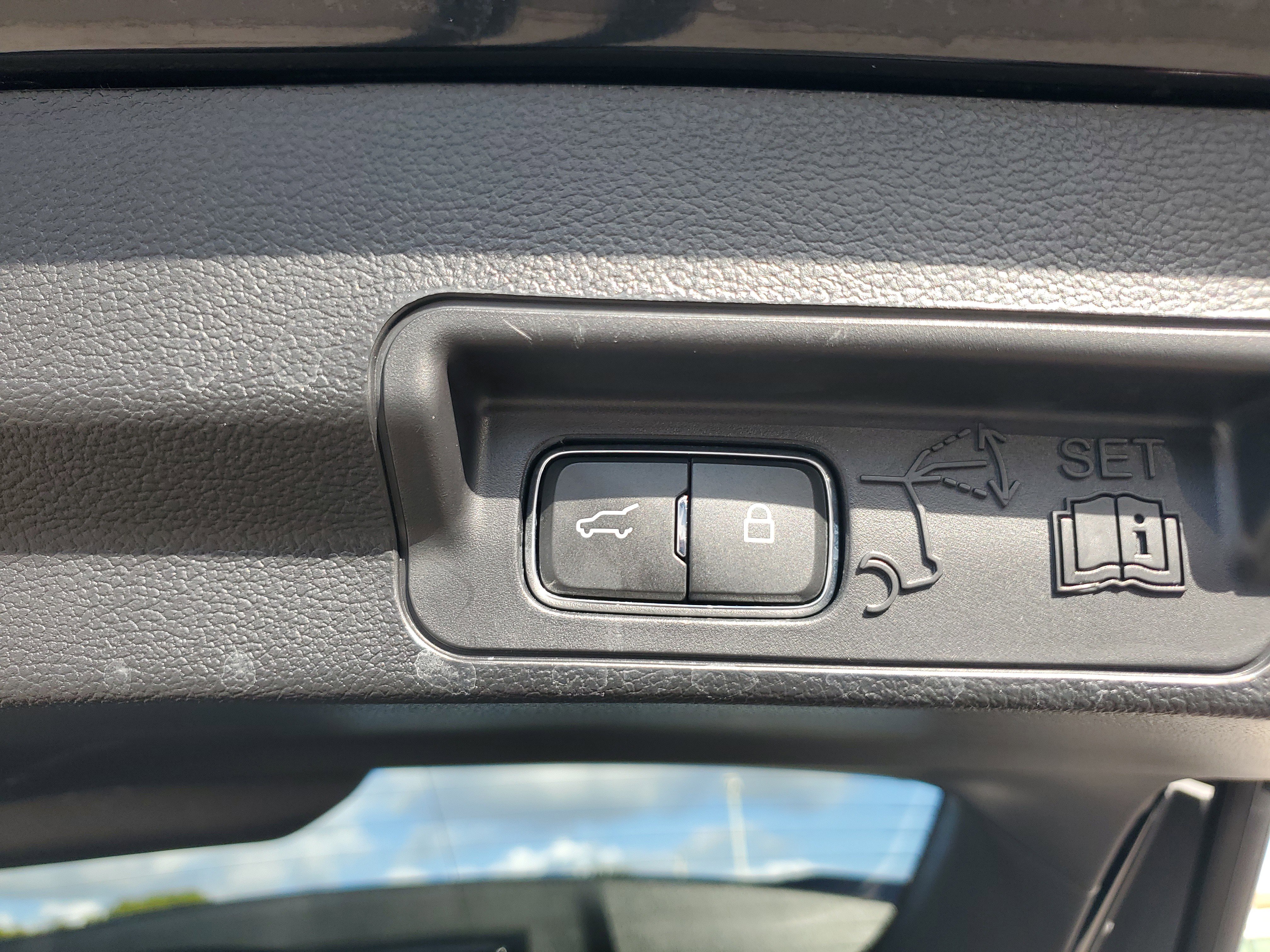 Used 2022 Ford Explorer Limited w/ Equipment Group 301A image 18