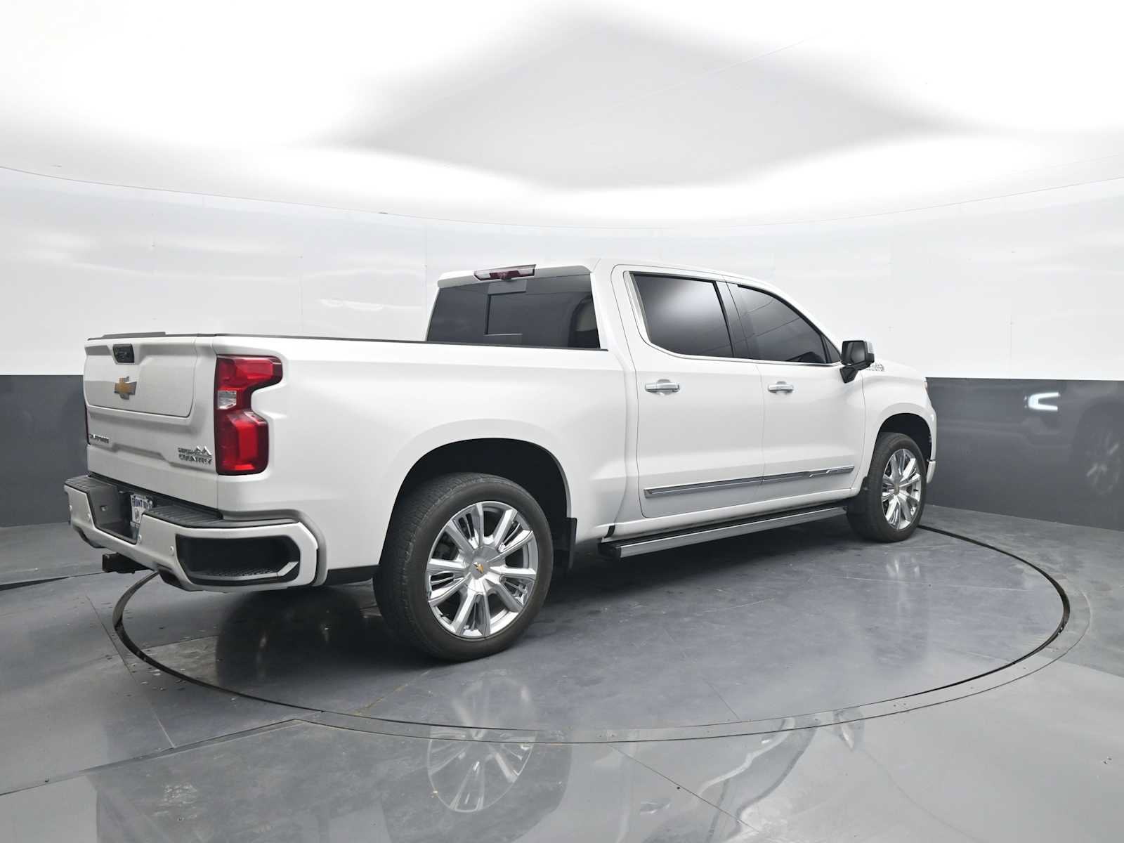 Used 2024 Chevrolet Silverado 1500 High Country w/ High Country Premium Package AWD/4WD image 8
