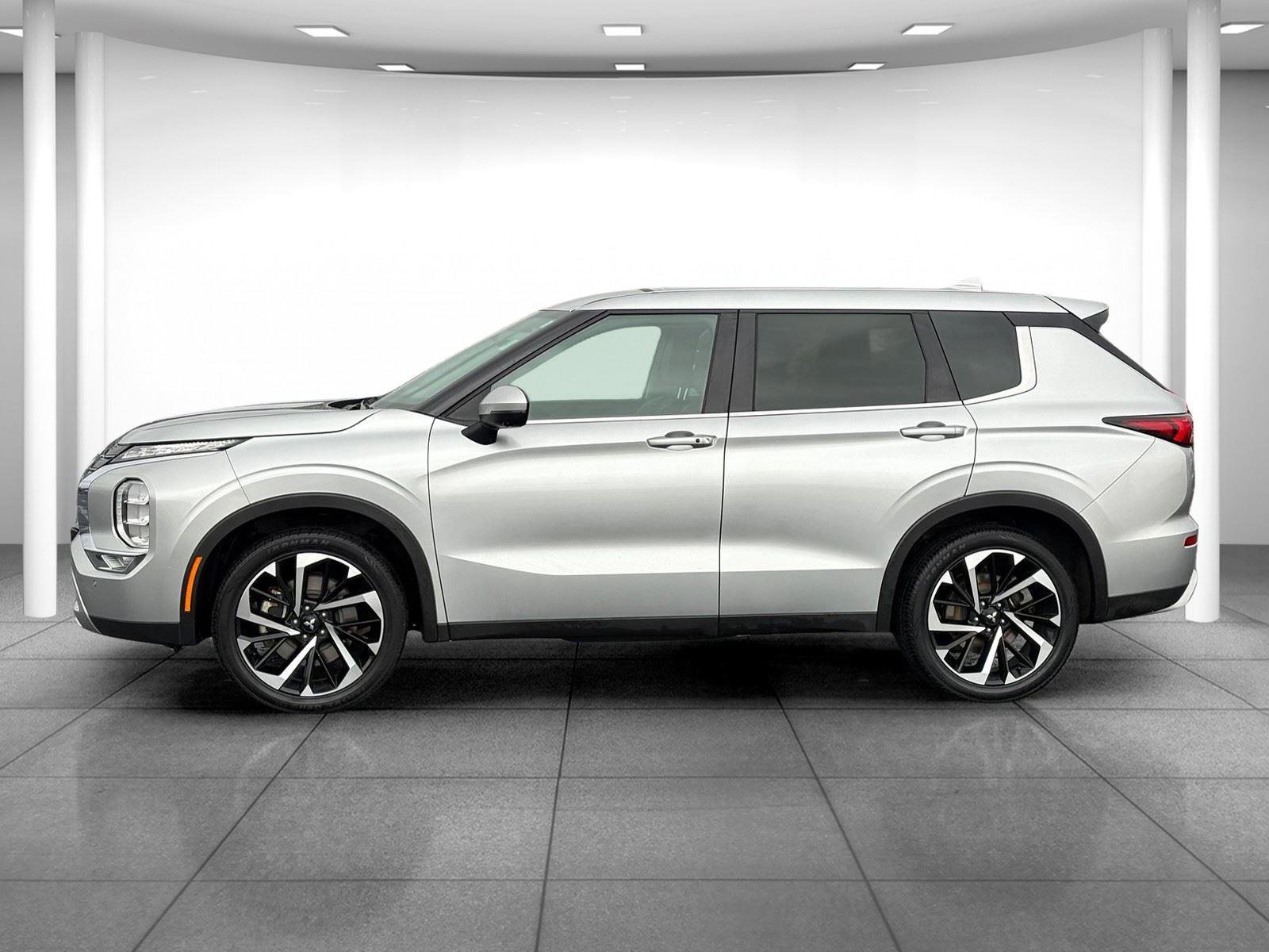 Used 2024 Mitsubishi Outlander SE image 4