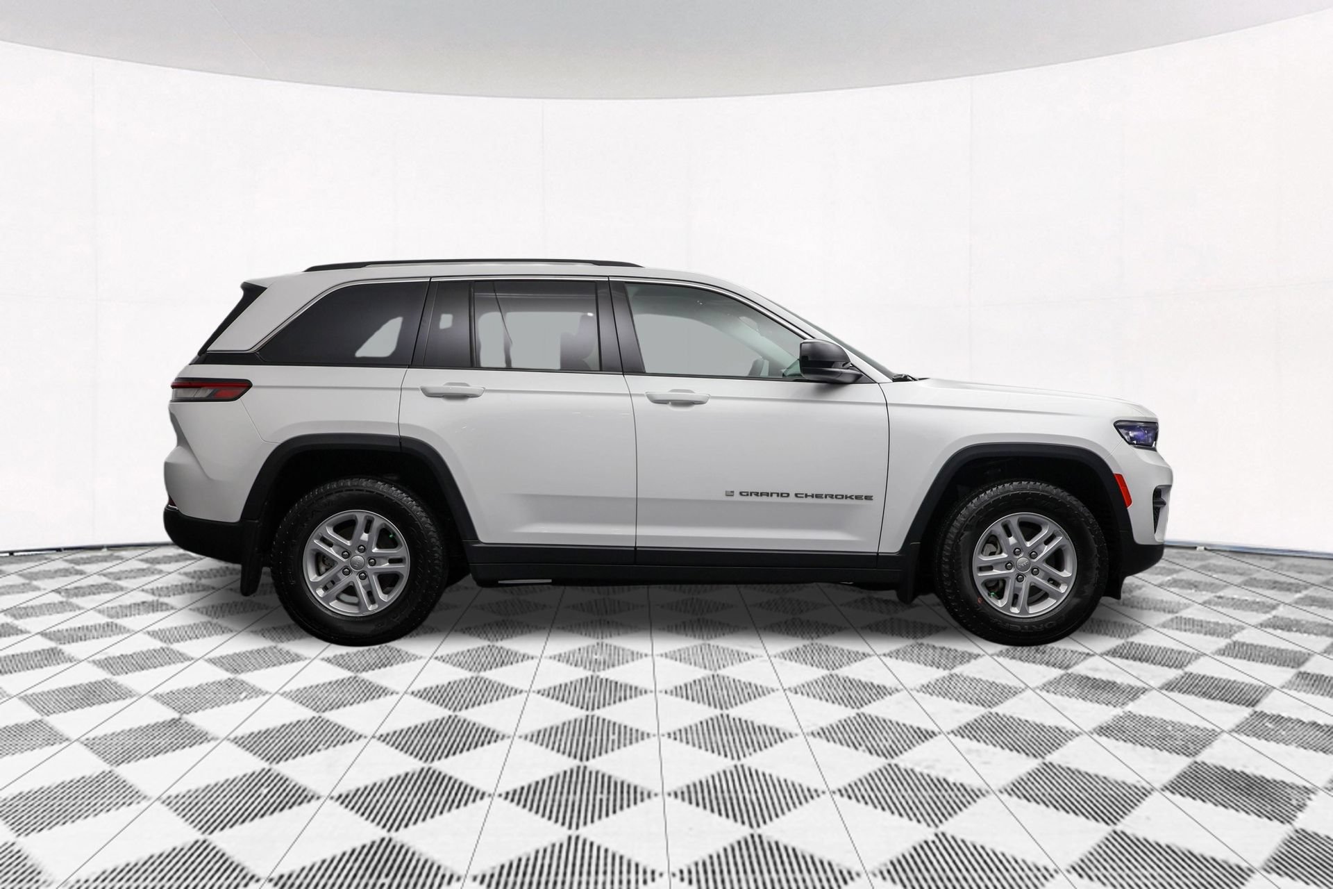 Used 2023 Jeep Grand Cherokee Laredo w/ Trailer Tow Prep Group (B) AWD/4WD image 46