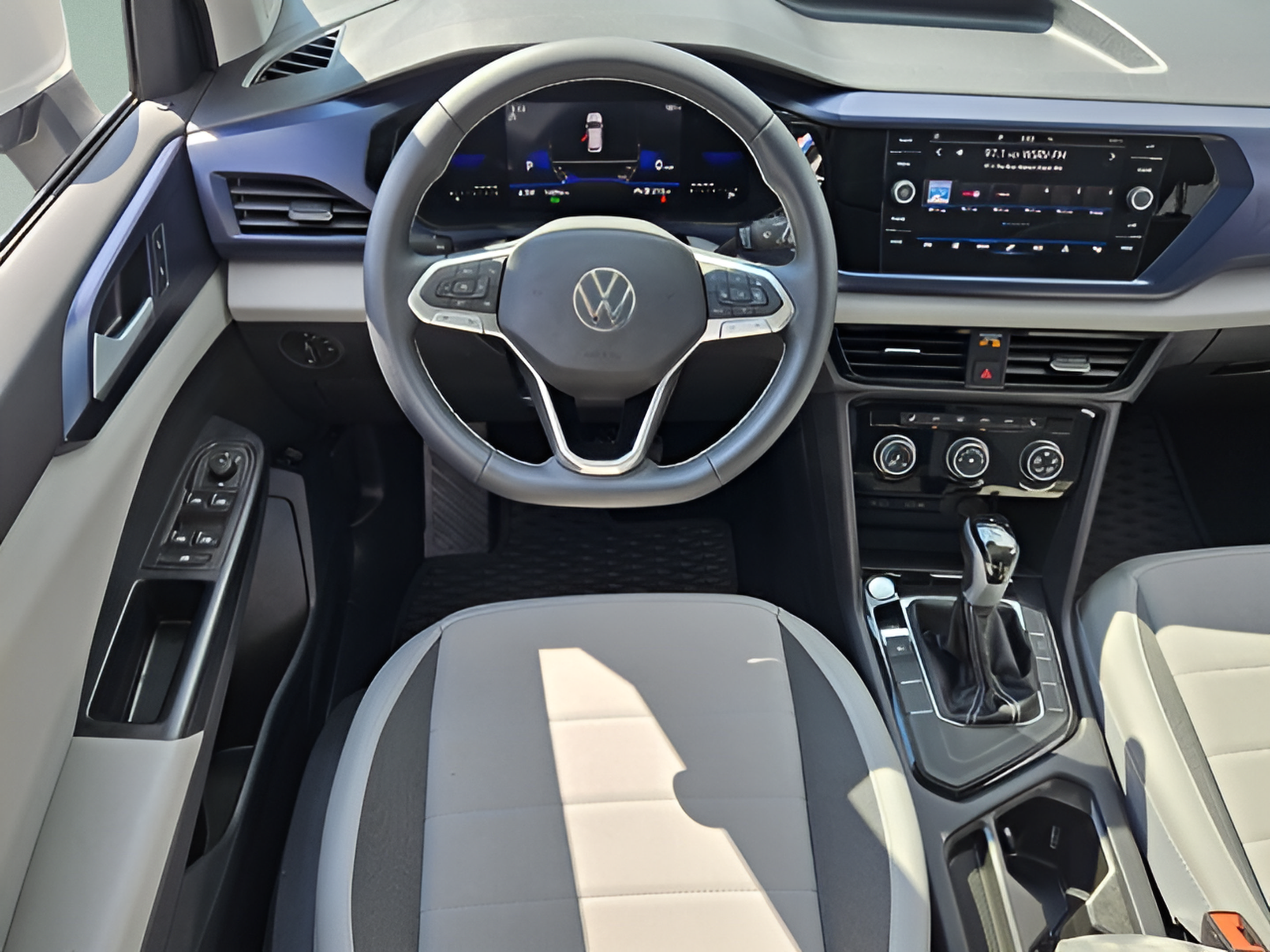 Used 2023 Volkswagen Taos SE w/ Panoramic Sunroof Package FWD image 11