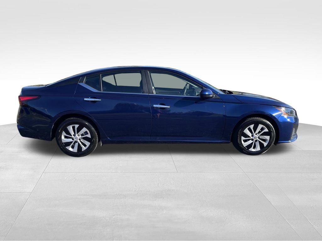 Used 2023 Nissan Altima 2.5 S image 2