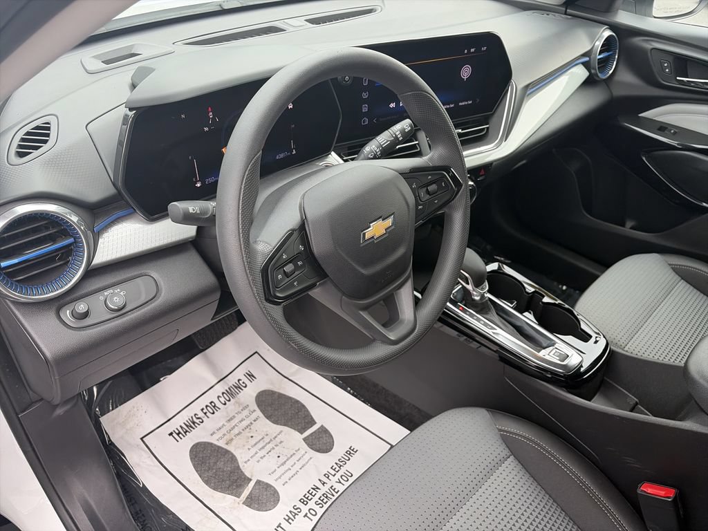 Used 2025 Chevrolet Trax LT FWD image 11