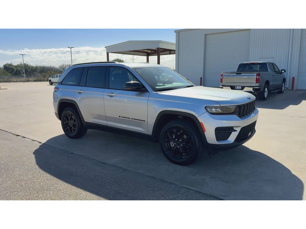 Used 2024 Jeep Grand Cherokee Altitude AWD/4WD image 2