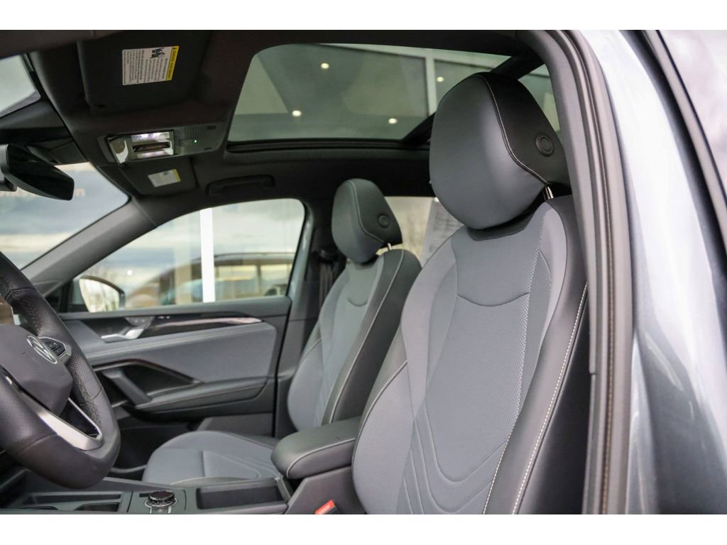 Used 2025 Volkswagen Tiguan SE R-Line image 8