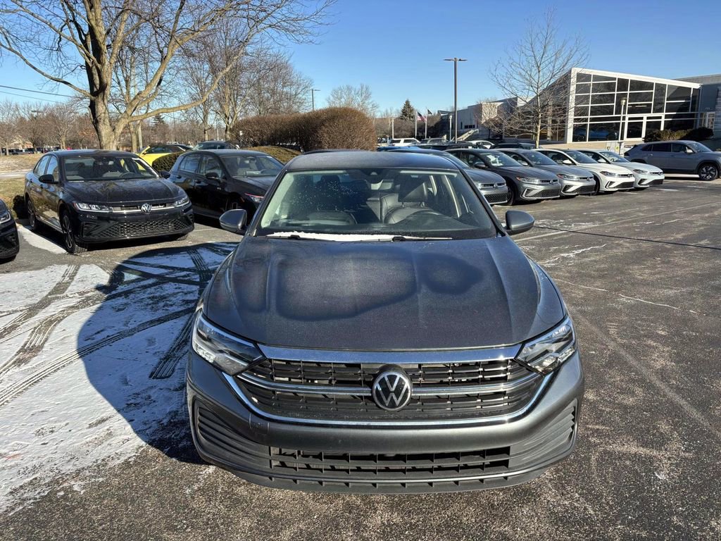 Used 2022 Volkswagen Jetta SE image 2