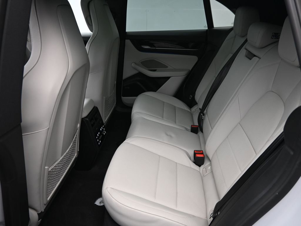 Certified 2025 Porsche Macan Electric image 7