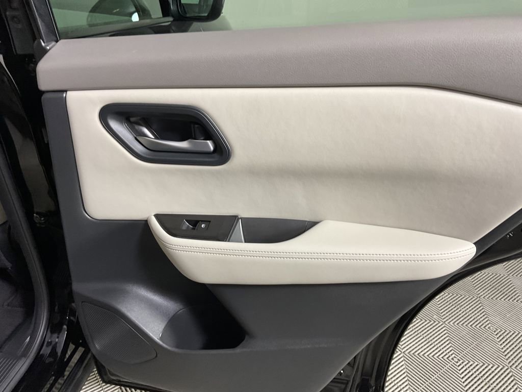 Used 2025 Nissan Rogue SV image 21