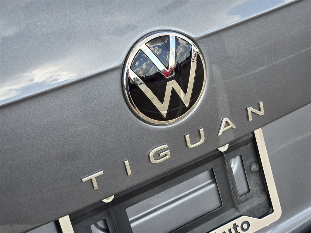 Used 2023 Volkswagen Tiguan SE w/ Panoramic Sunroof Package image 12