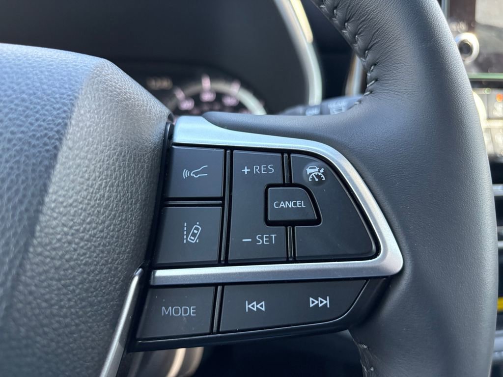 Used 2025 Toyota Highlander XLE image 20