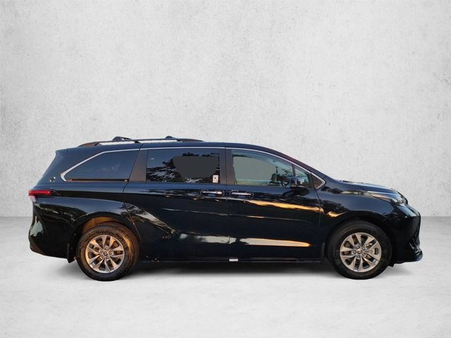 Used 2026 Toyota Sienna XLE FWD image 4