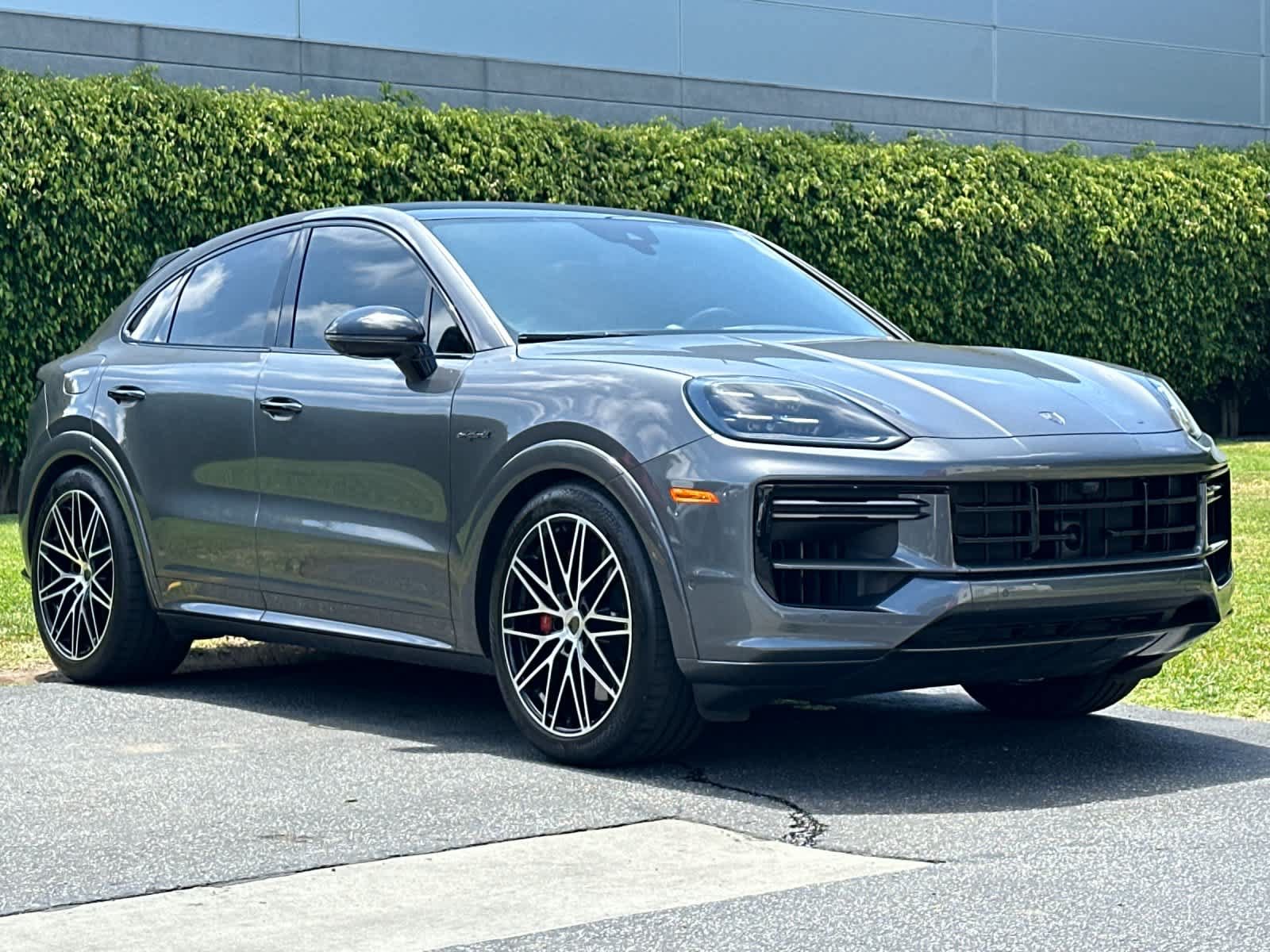 Certified 2025 Porsche Cayenne Turbo AWD/4WD image 10