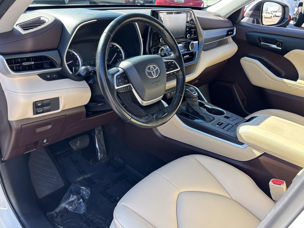 Used 2022 Toyota Highlander XLE AWD/4WD image 16