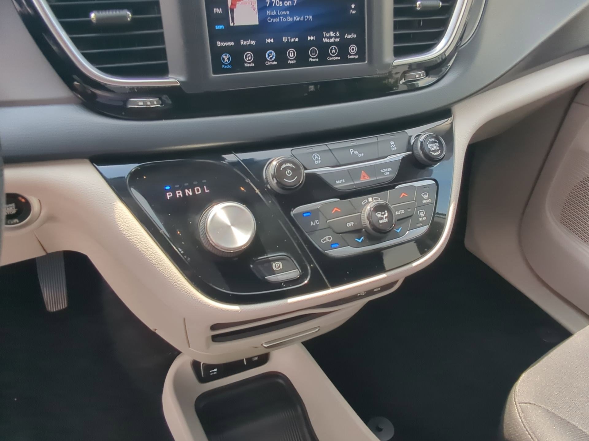Used 2020 Chrysler Pacifica Touring w/ Tire & Wheel Group FWD image 18