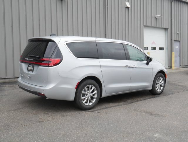 New 2026 Chrysler Pacifica Select AWD/4WD image 12