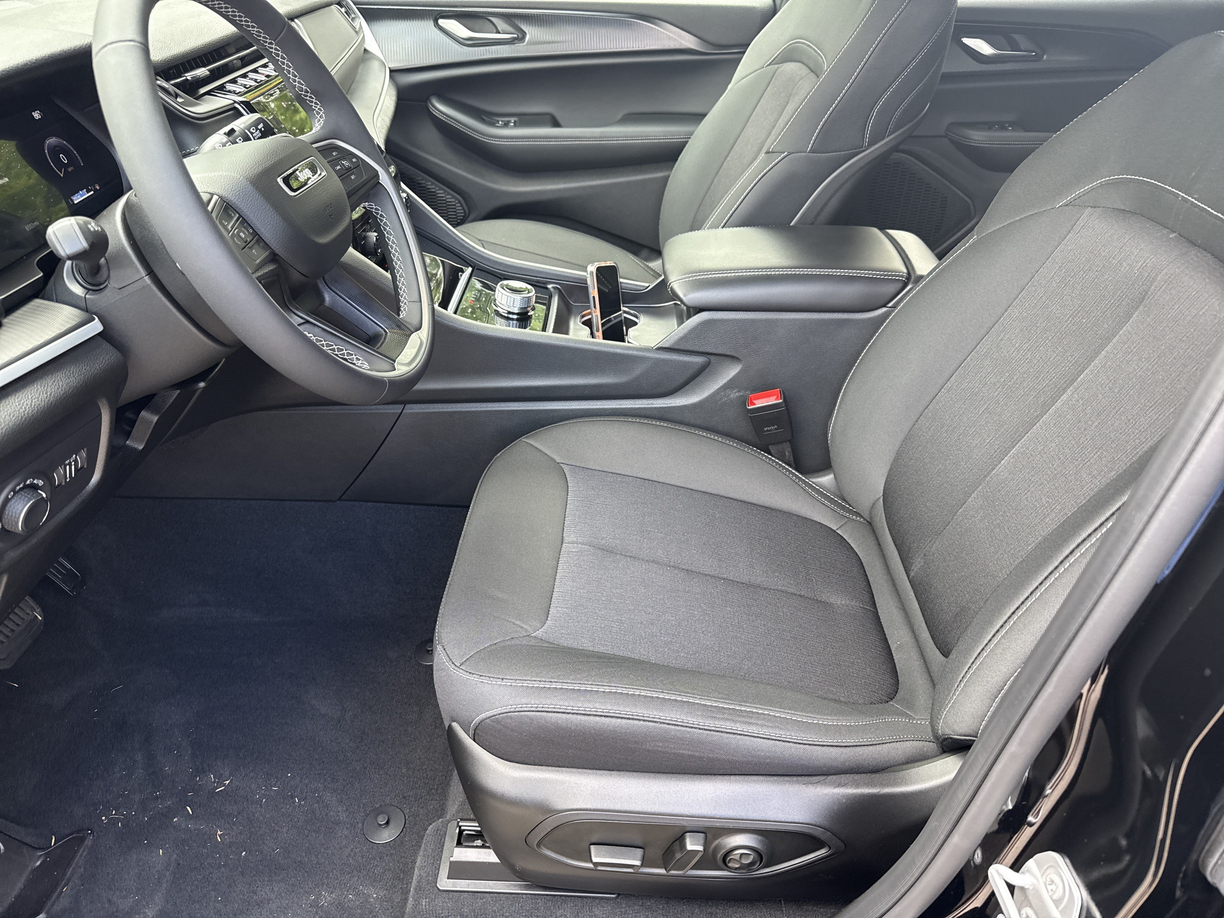 Used 2025 Jeep Grand Cherokee Laredo RWD image 9