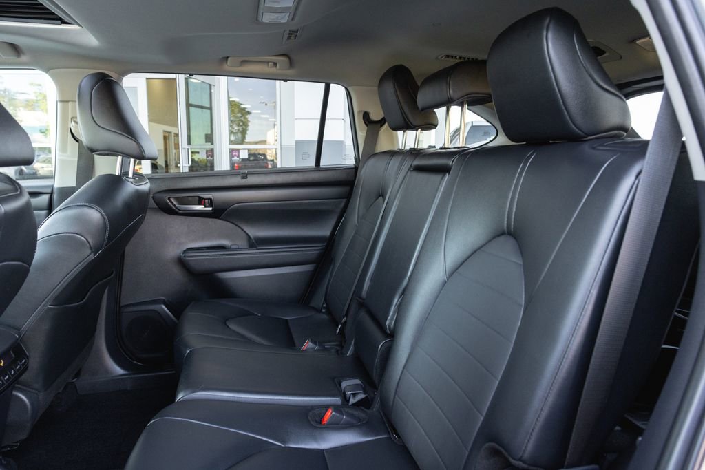 Certified 2025 Toyota Highlander XLE image 28