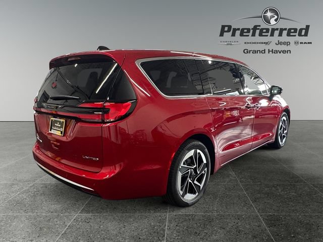 Used 2027 Chrysler Pacifica Limited FWD image 21