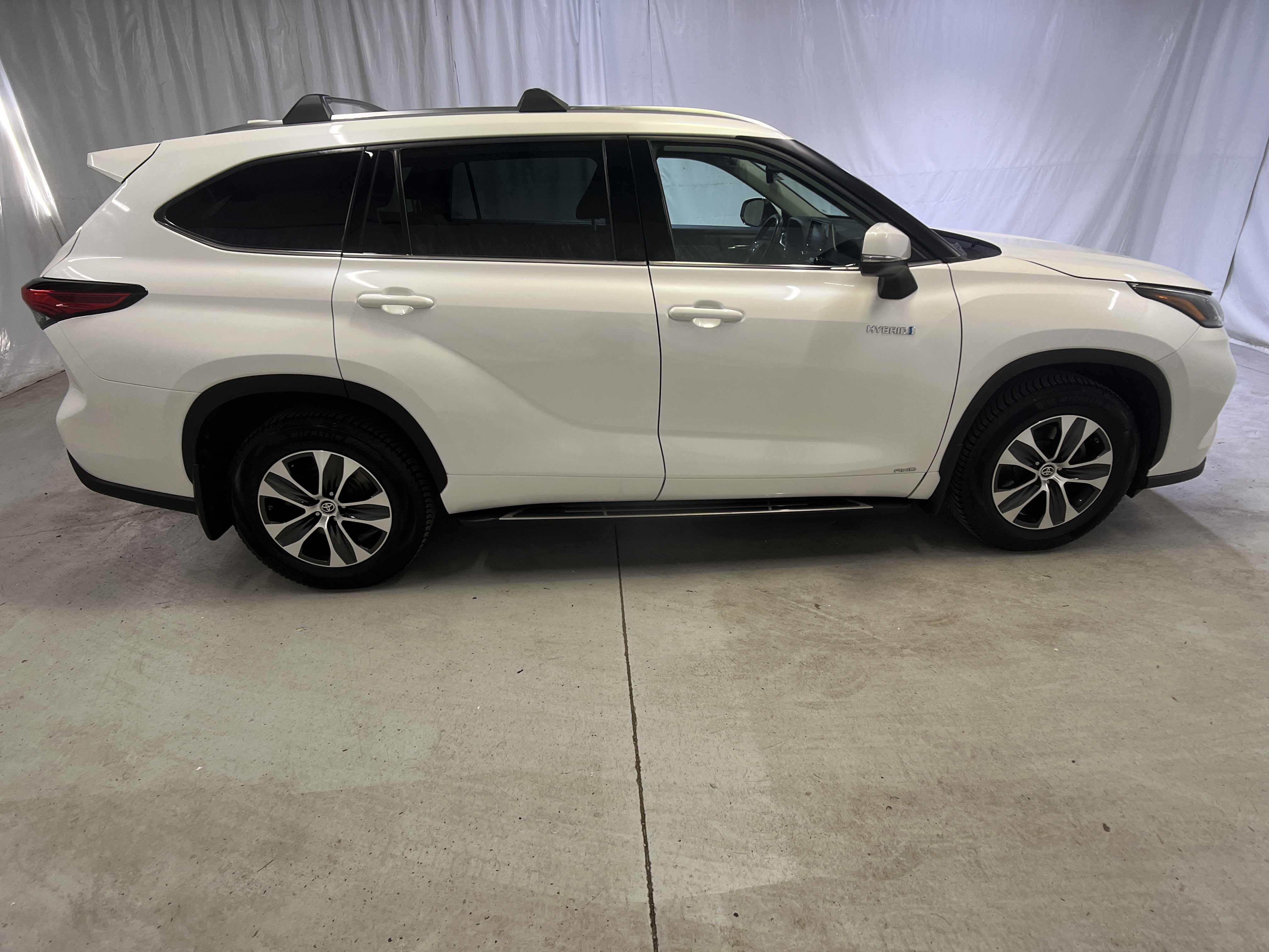 Used 2021 Toyota Highlander XLE AWD/4WD image 12