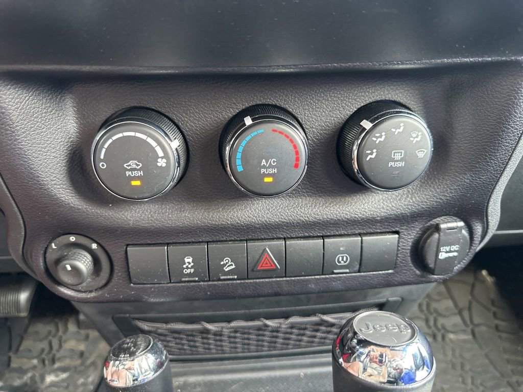 Used 2015 Jeep Wrangler Unlimited Rubicon w/ Connectivity Group AWD/4WD image 25