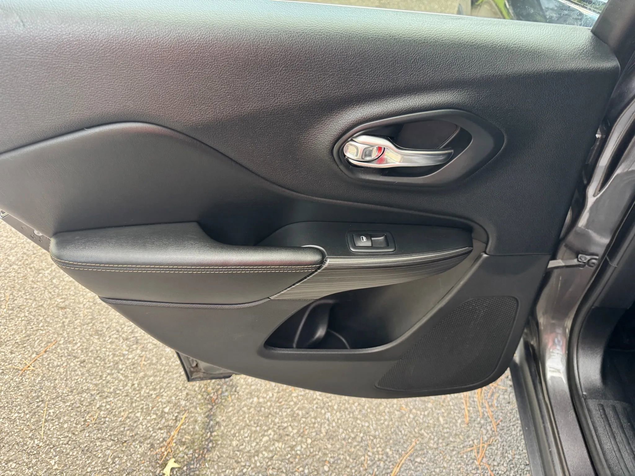 Used 2017 Jeep Cherokee Limited image 15