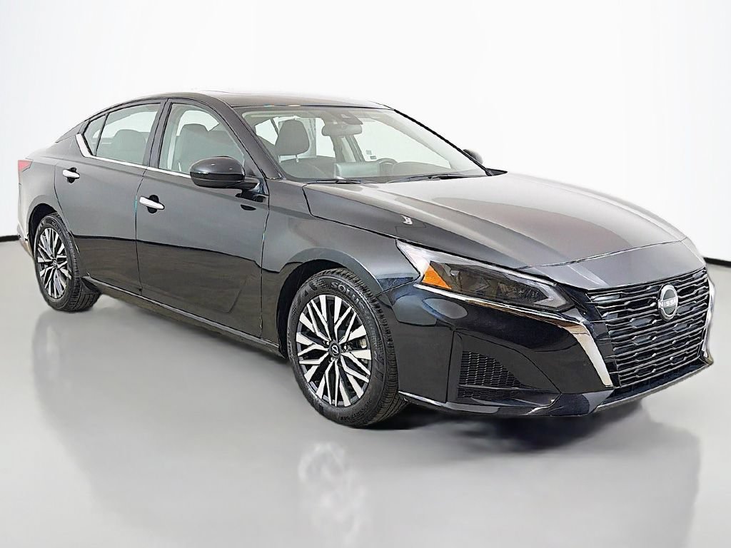 Used 2023 Nissan Altima 2.5 SV w/ SV Premium Package FWD image 2