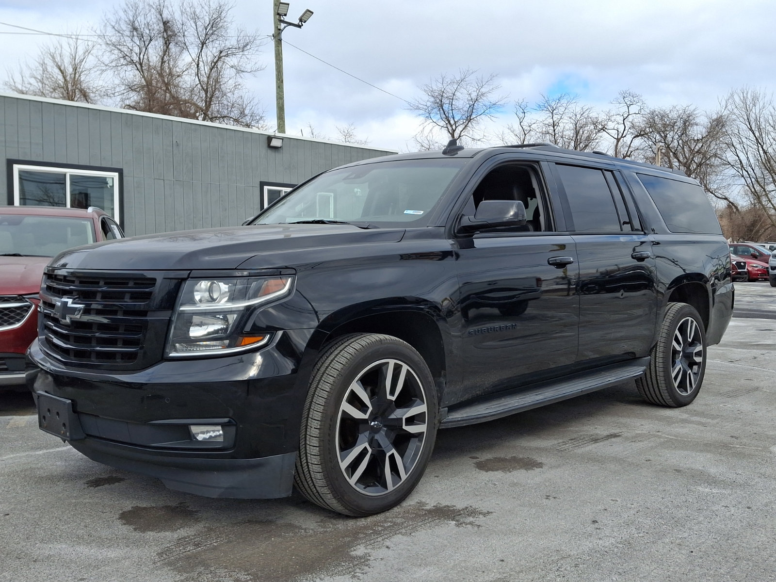 Used 2018 Chevrolet Suburban LT image 3
