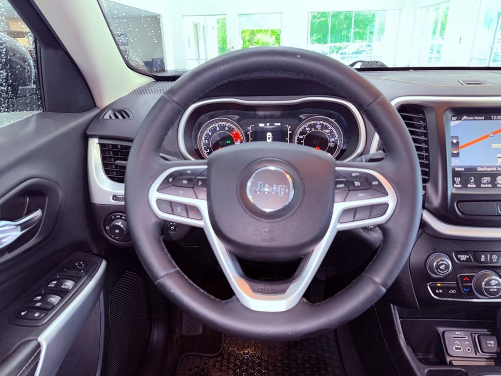Used 2018 Jeep Cherokee Latitude Plus w/ Comfort/Convenience Group FWD image 17