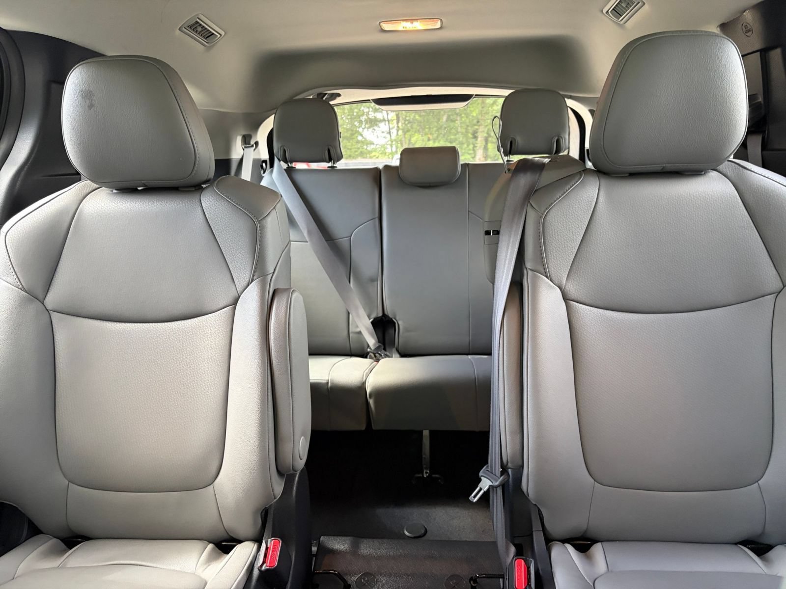 Used 2025 Toyota Sienna XLE FWD image 40